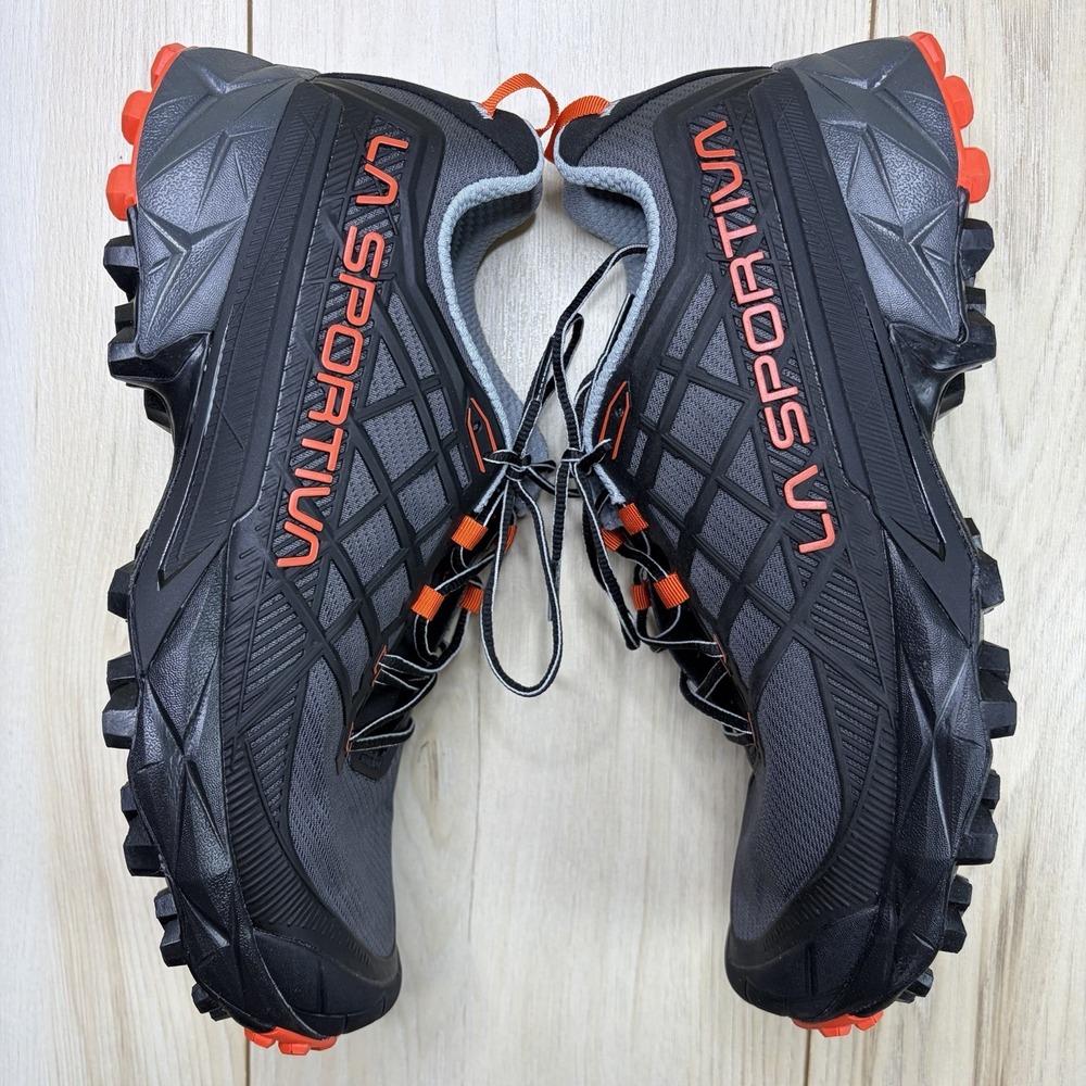 La Sportiva® Men's 10 M AKYRA II Gore-Tex Hiking Shoe in Carbon/Cherry Tomato - Picture 3 of 12